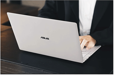 Khi laptop trở thành tuyên ngôn thẩm mỹ của CEO