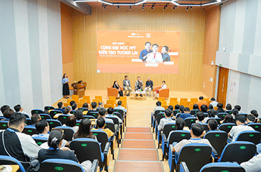 Phụ huynh và học sinh trò chuyện cùng Trường Đại học FPT về tương lai nghề nghiệp