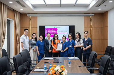 Gooby trao 150 phần quà nhân ngày trẻ sinh non tại BV Nhi Trung ương