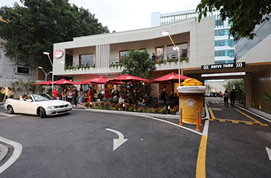 Cà phê theo nhịp sống mới: Highlands mở làn Drive-Thru cho mọi phương tiện