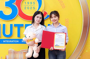 Nhiều thí sinh đến HUTECH đăng ký học bổng 25%