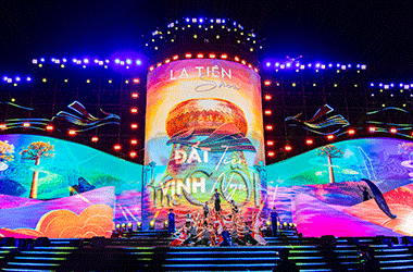 Khán giả hòa trong không gian nghệ thuật La Tiên Show - The Cội
