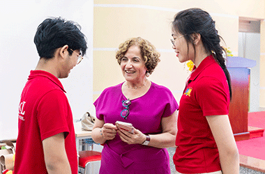 Học sinh Royal School thảo luận cùng giáo sư hàng đầu thế giới