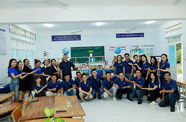 WorldTrans trao tặng học bổng và 'Tủ sách yêu thương' tại Khánh Hòa