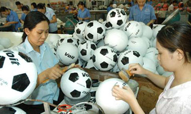 Công nhân trên 35 tuổi thất nghiệp: Ai để doanh nghiệp lách luật?