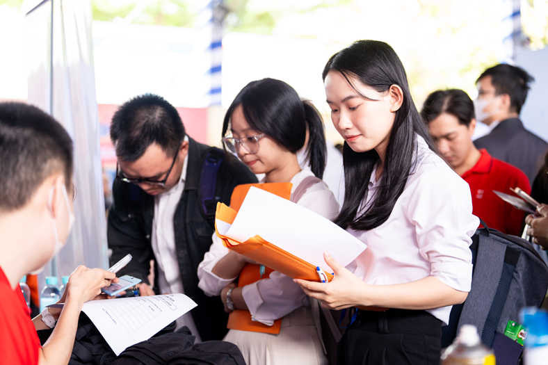 HUTECH Alumni Job Fair 2025: Cầu nối cựu sinh viên và thế hệ sau