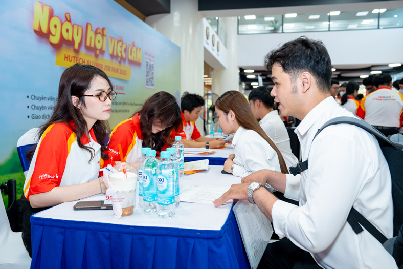 HUTECH Alumni Job Fair 2025: Cầu nối cựu sinh viên và thế hệ sau