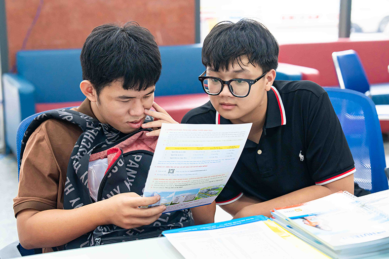 Nhiều thí sinh đến HUTECH đăng ký học bổng 25