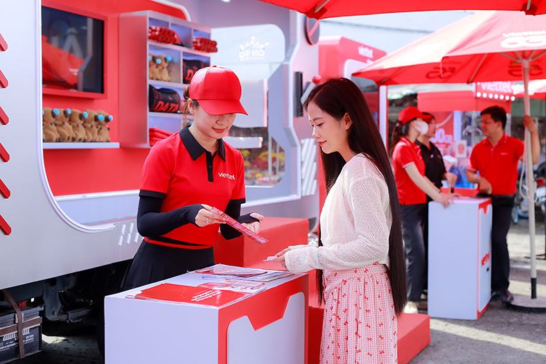 Chuyến xe công nghệ mang 5G đến tận tay người dân miền Tây