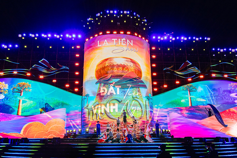 Khán giả hòa trong không gian nghệ thuật La Tiên Show – The Cội