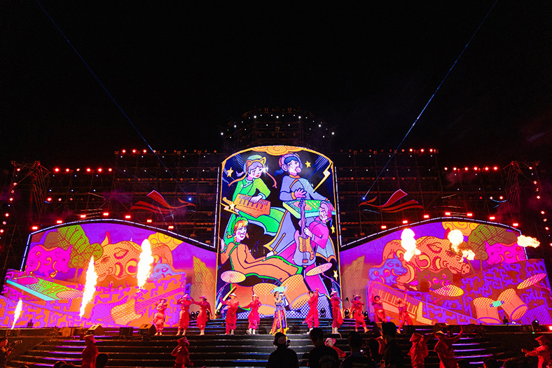 Khán giả hòa trong không gian nghệ thuật La Tiên Show – The Cội