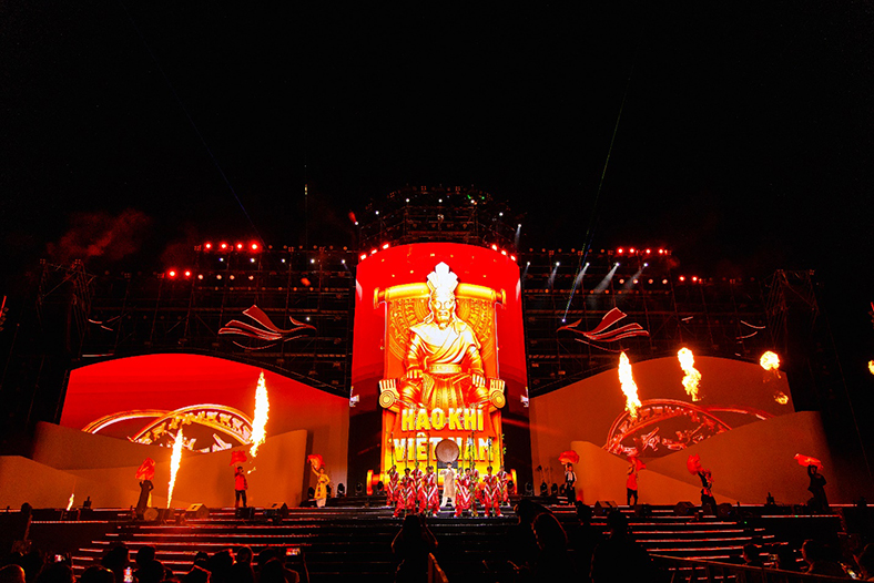 Khán giả hòa trong không gian nghệ thuật La Tiên Show – The Cội