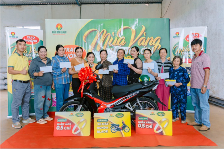 Bà con nông dân hào hứng tham gia chương trình Mùa Vàng Thắng Lớn 2025