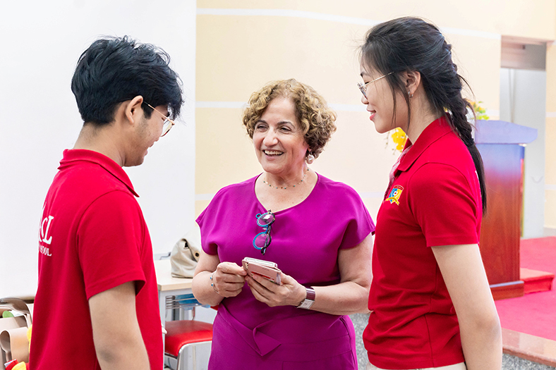 Học sinh Royal School thảo luận cùng giáo sư hàng đầu thế giới