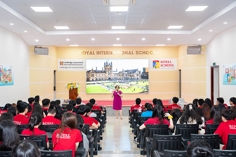 Học sinh Royal School thảo luận cùng giáo sư hàng đầu thế giới