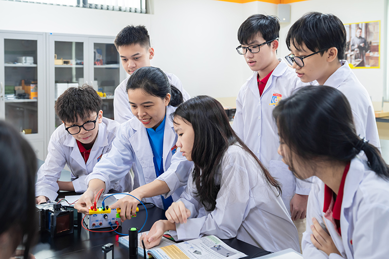 Học sinh Royal School thảo luận cùng giáo sư hàng đầu thế giới