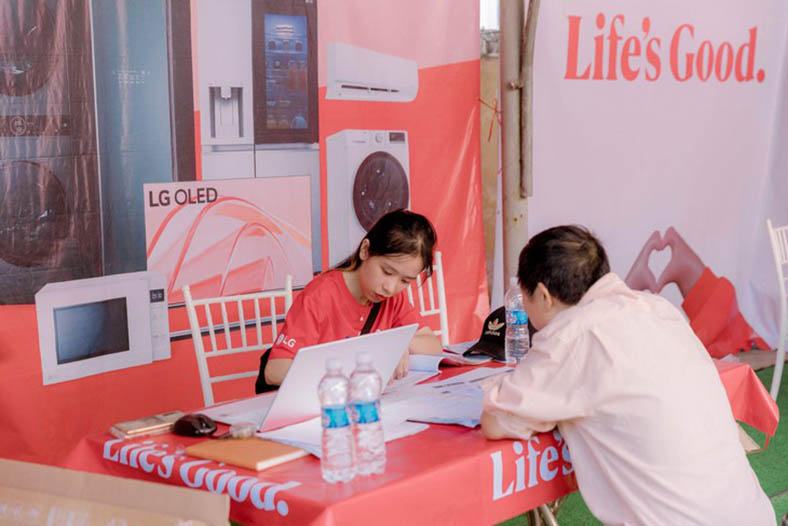 LG sửa chữa thiết bị hư hỏng sau mưa lũ tại miền Trung