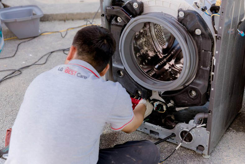 LG sửa chữa thiết bị hư hỏng sau mưa lũ tại miền Trung