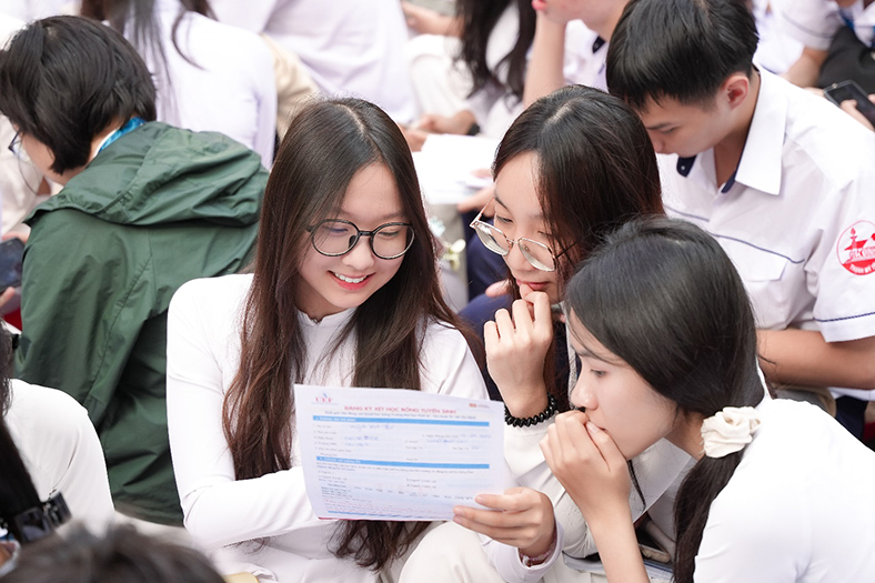 UEF bắt đầu nhận hồ sơ xét học bổng theo điểm học kỳ 1 lớp 12