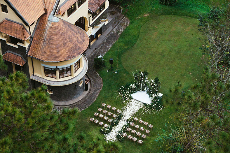 Tiệc cưới trong sân vườn biệt thự Pháp cổ