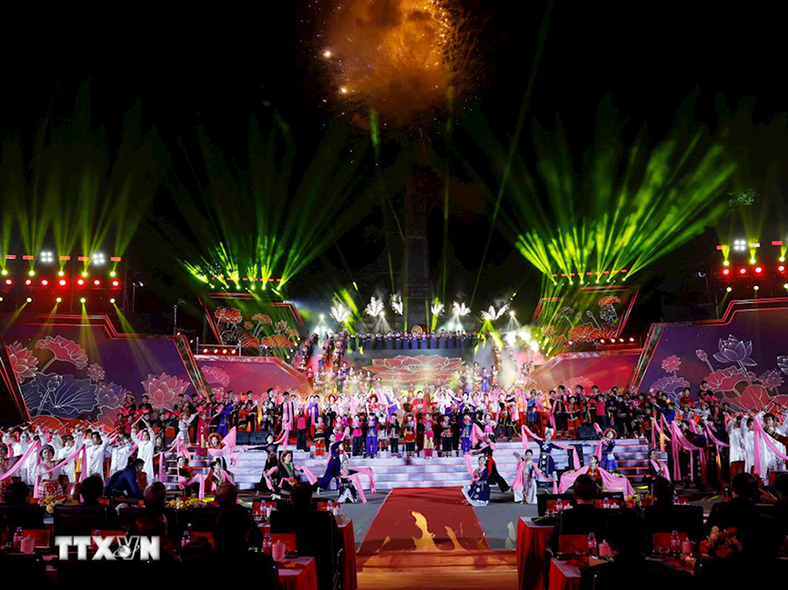 'Hai tay xây dựng một sơn hà'