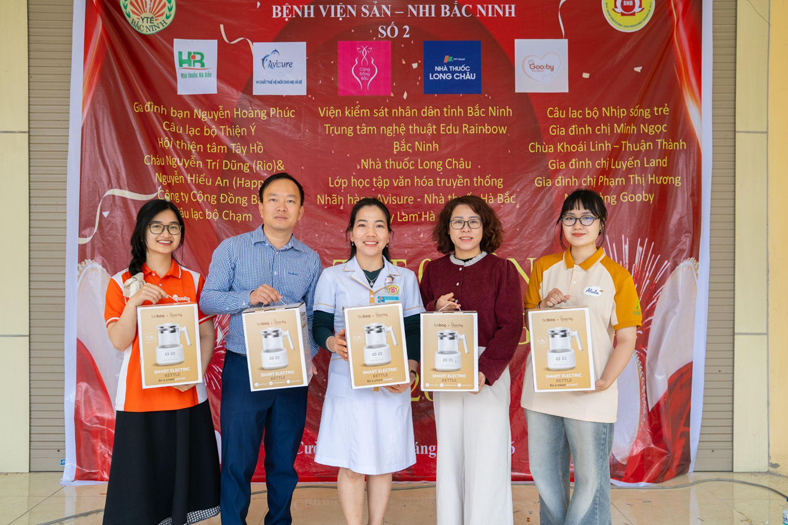 Gooby tặng hàng trăm suất quà cho bệnh nhi