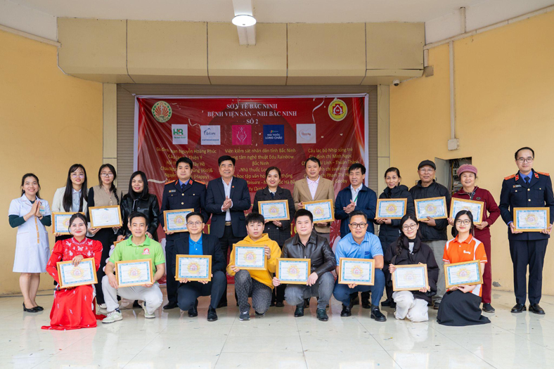 Gooby tặng hàng trăm suất quà cho bệnh nhi