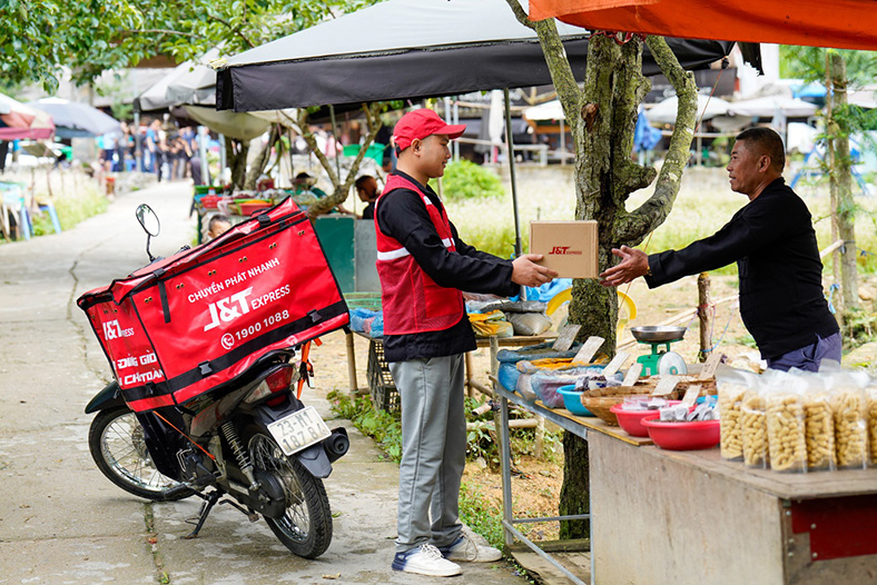 Vài chạm trên điện thoại, tài xế đến tận nhà lấy hàng dù chỉ 1 đơn