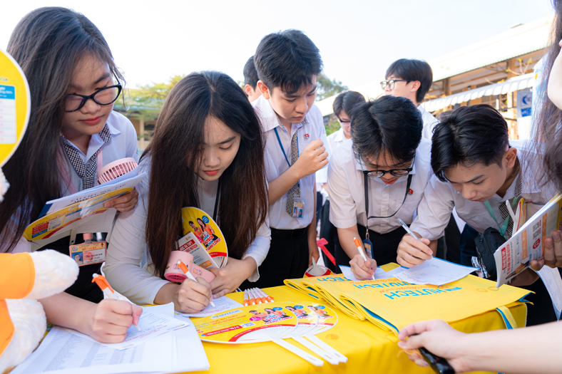 Gen Z được gì từ HUTECH Scholarship Tour 2026?
