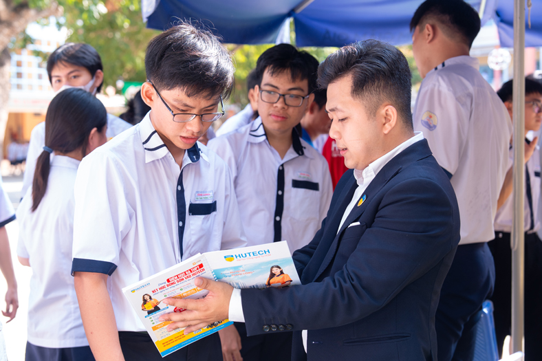 Gen Z được gì từ HUTECH Scholarship Tour 2026?