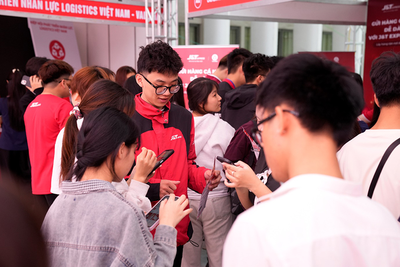 J&T Express thu hút lao động trẻ, thúc đẩy trải nghiệm số tại LOGFAIR 2026