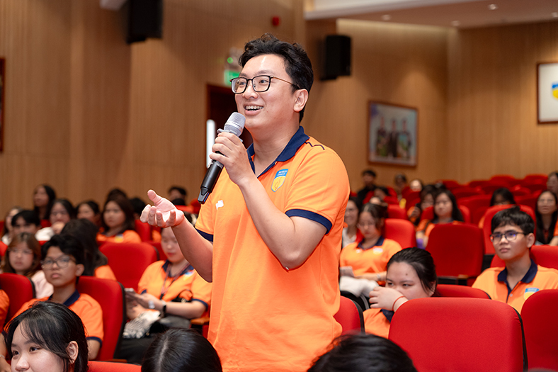 Huy Forum cùng sinh viên Ngôn ngữ Anh HUTECH giải mã hành trình 'Khoe chất - Phất danh'