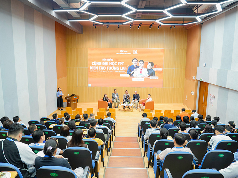 Phụ huynh và học sinh trò chuyện cùng Trường Đại học FPT về tương lai nghề nghiệp