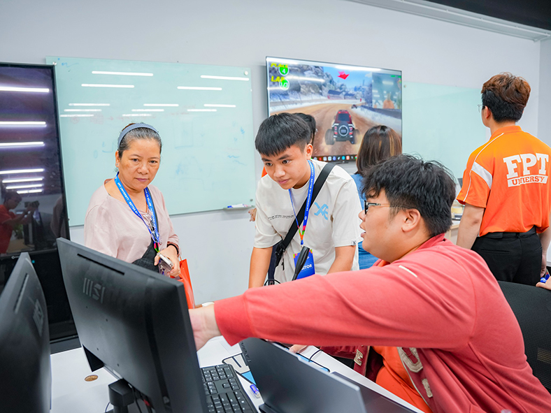 Phụ huynh và học sinh trò chuyện cùng Trường Đại học FPT về tương lai nghề nghiệp