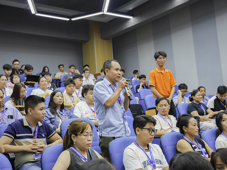 Phụ huynh và học sinh trò chuyện cùng Trường Đại học FPT về tương lai nghề nghiệp