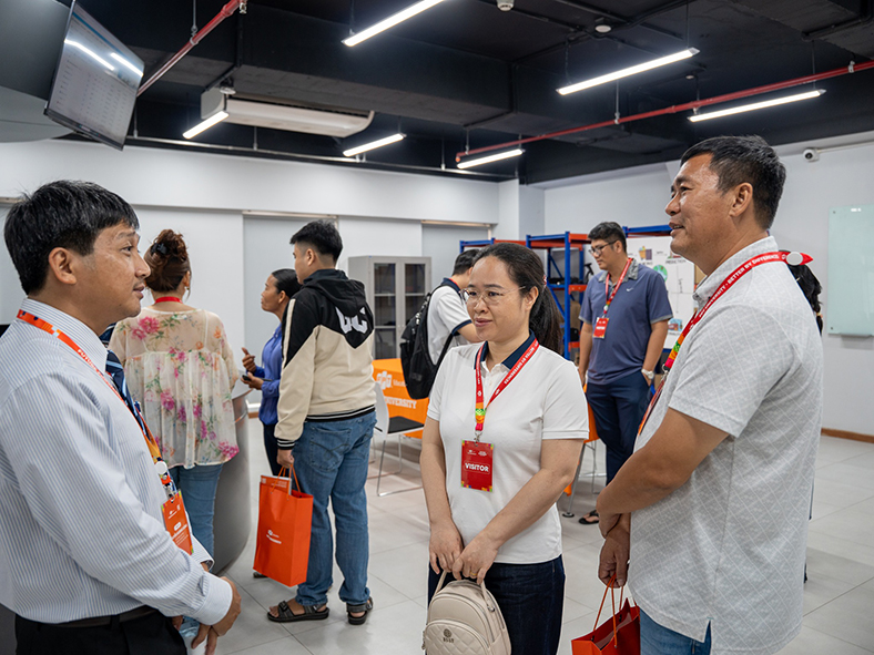 Phụ huynh và học sinh trò chuyện cùng Trường Đại học FPT về tương lai nghề nghiệp