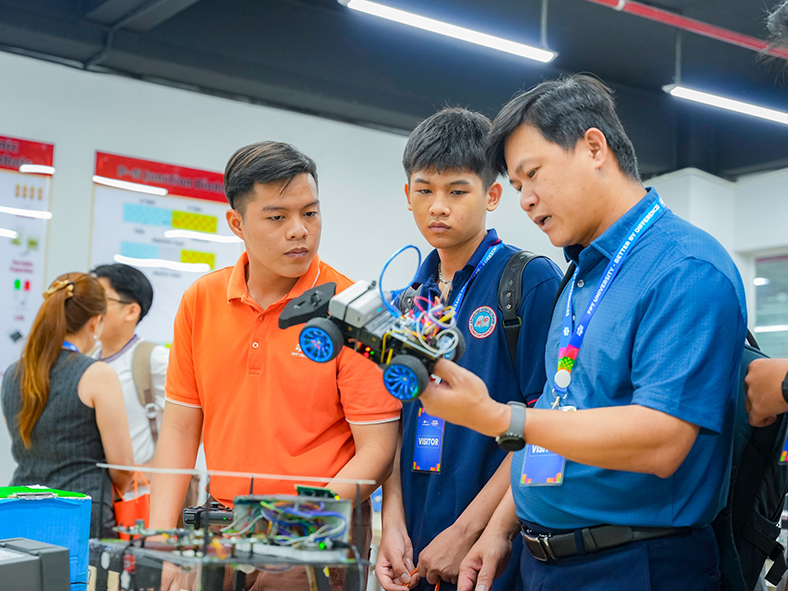 Phụ huynh và học sinh trò chuyện cùng Trường Đại học FPT về tương lai nghề nghiệp