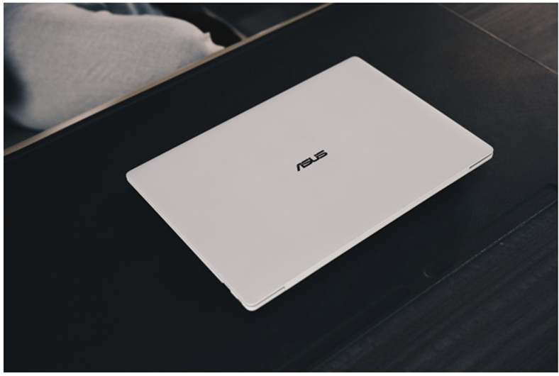 Khi laptop trở thành tuyên ngôn thẩm mỹ của CEO