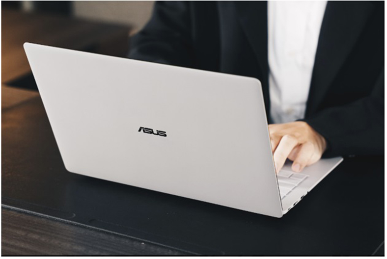 Khi laptop trở thành tuyên ngôn thẩm mỹ của CEO