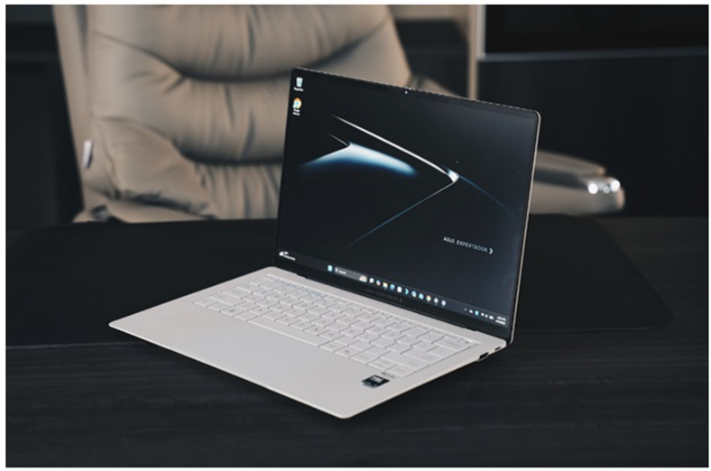 Khi laptop trở thành tuyên ngôn thẩm mỹ của CEO