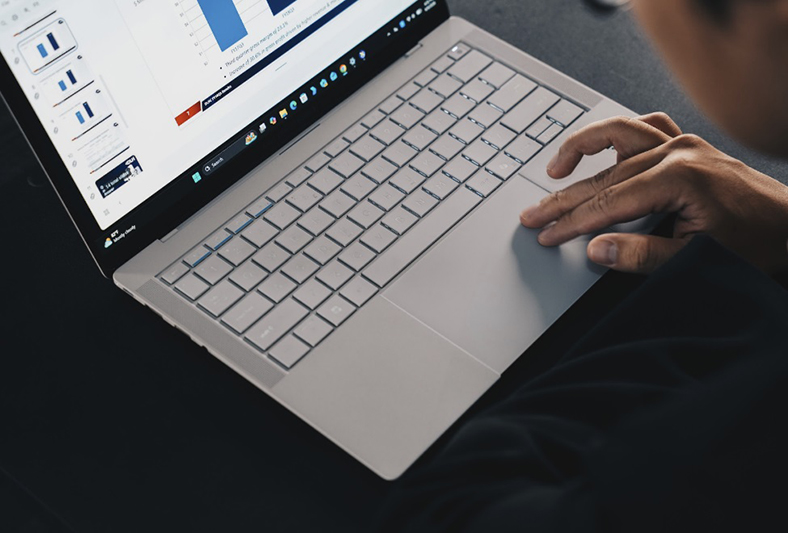 Khi laptop trở thành tuyên ngôn thẩm mỹ của CEO