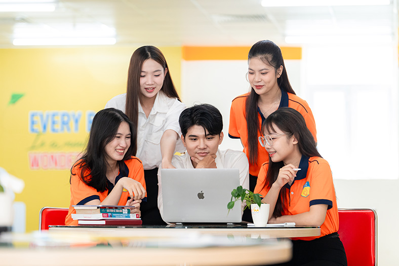 HUTECH công bố học phí khóa 2026 ổn định toàn khóa, học bổng đến 100% học phí