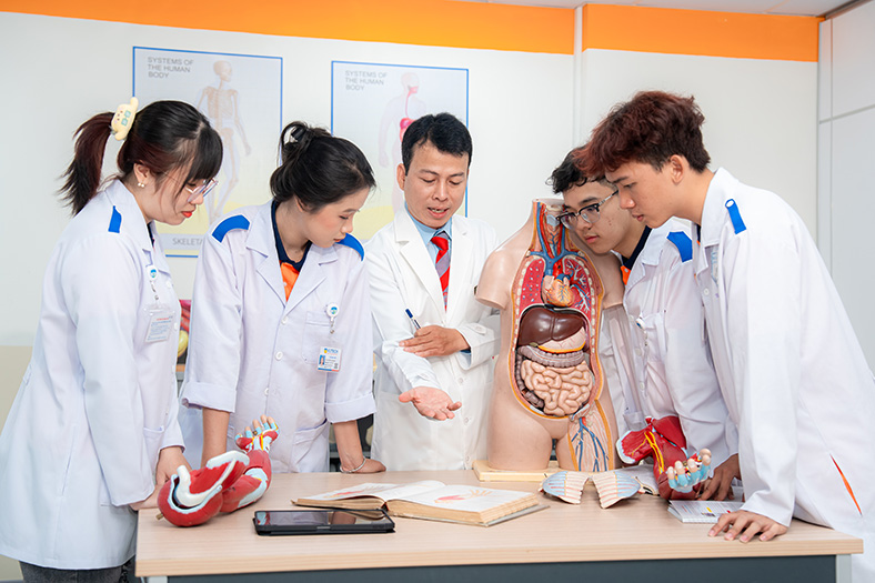 HUTECH công bố học phí khóa 2026 ổn định toàn khóa, học bổng đến 100% học phí