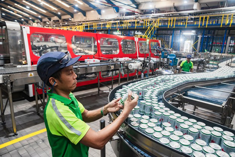 Bloomberg: Vì sao Việt Nam là "trái tim đổi mới" của Heineken toàn cầu?