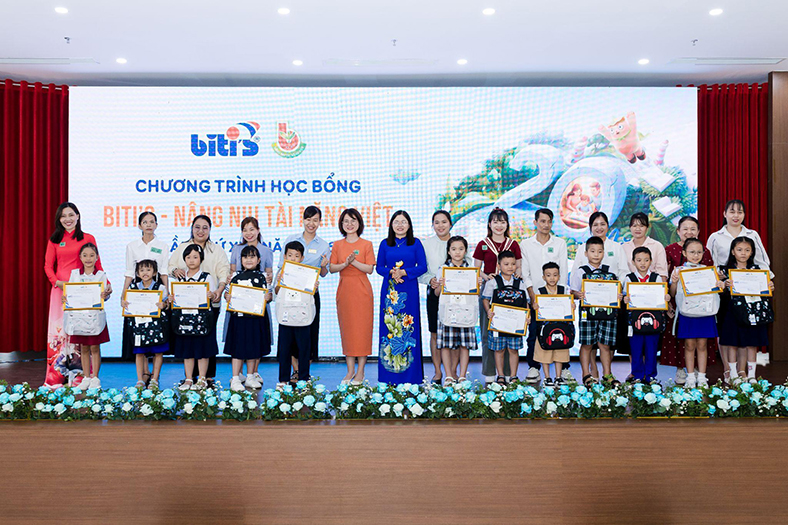 Đánh dấu 20 năm Học bổng 'Nâng niu tài năng Việt': Biti's trao 1,7 tỉ đồng