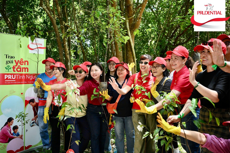 Gần 100 tình nguyện viên Prudential gieo mầm xanh, tiếp nối hành trình 'Trao gửi yên tâm'