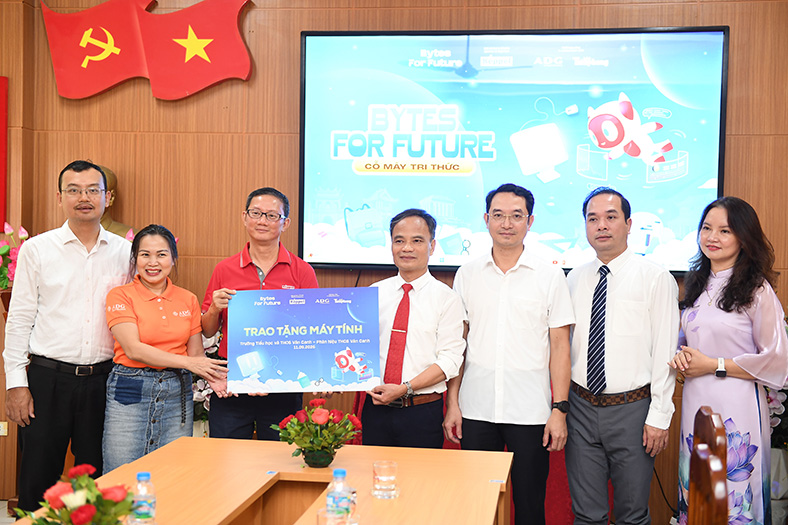 Keppel tặng máy tính, nâng cao kỹ năng số cho hơn 2.300 học sinh Hà Nội
