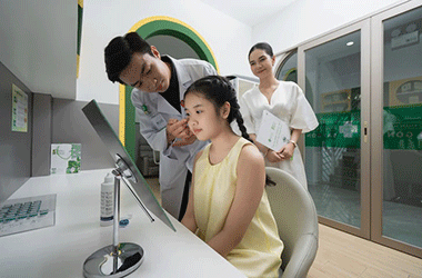 Kiểm soát cận thị ở trẻ: Cần nhìn xa hơn độ cận
