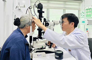 Hồi phục thị lực sau một ngày mổ đục thủy tinh thể nhờ Phaco không dao