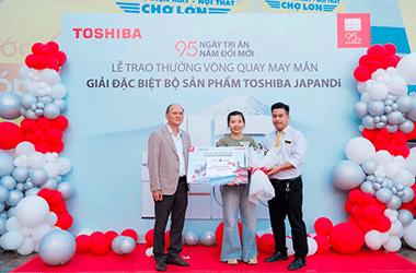Toshiba trao giải đặc biệt đầu tiên, trị giá 185 triệu đồng cho khách hàng